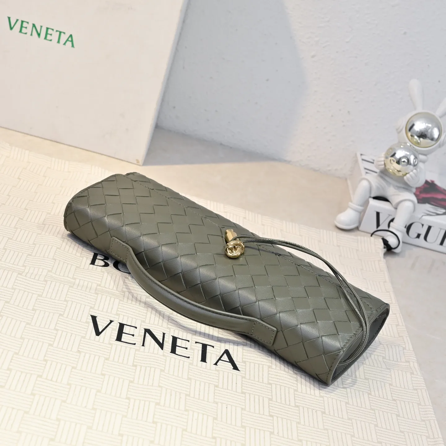 The batch of 1360 BV Andiamo evening handbags has been heavily planted again~ The designer aesthetics in the era of economic downturn are back. I fall in love with it at first sight and can't put it down. It's so beautiful and full of aura. The shape and texture are very competitive. It's light in weight and has sufficient capacity. It's a must-have for fashionistas. It's suitable for many occasions, minimalist, high-end and light luxury. Model No.: 741511 Size: 31*13*3cm